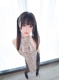 Kaminazaka Mayumi - A cheongsam with python patterns(40)